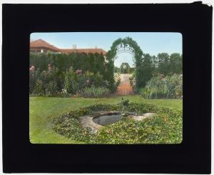 'Red Maples,' Mrs. Rosina Sherman Hoyt House, Southampton, New York. Herbaceous garden and entrance to hedge garden. Photo by Frances Benjamin Johnston, 1915.